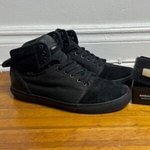 Vans Off The Wall High Top Skate Shoe Size 11. Comes with Eraser for cleaning.